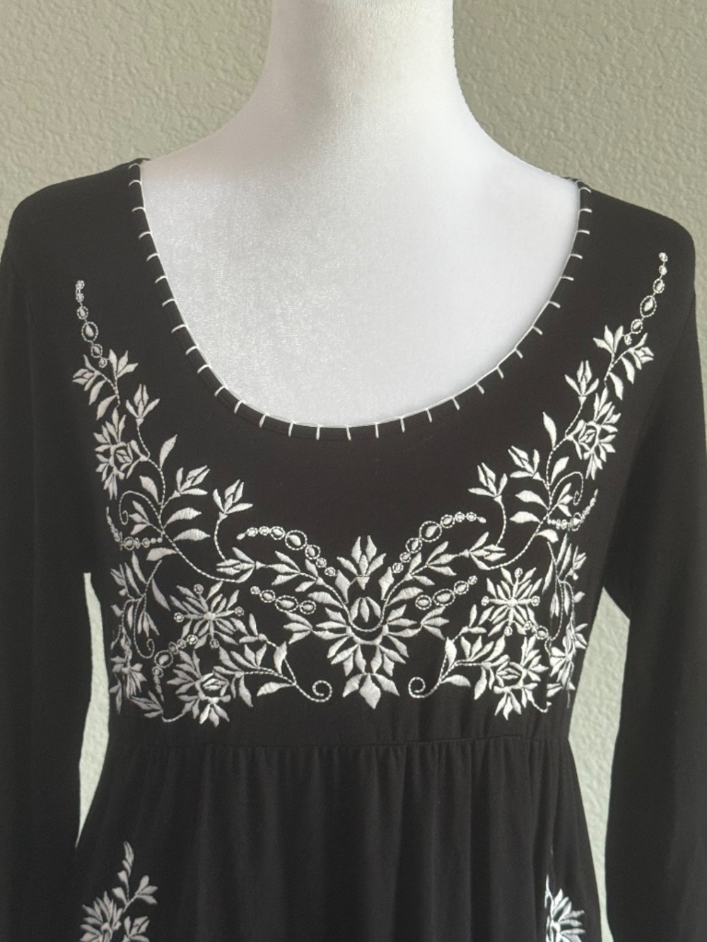 Chelsea & Theodore embroidered Black/White knit dress Size Medium Petite - Picture 3 of 9